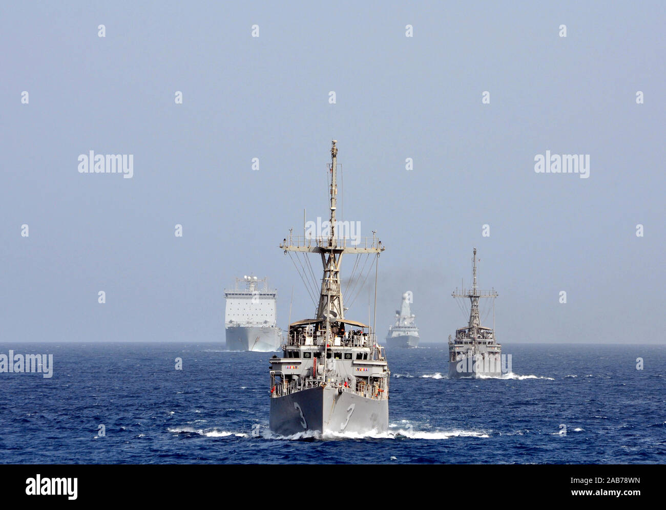 Golfe d'Oman (30 sept. 20, 2012) La Royal Fleet Auxiliary navire d'assaut amphibie de demandes La Baie de Cardigan (L3009), à gauche, la lutte contre le USS Sentry (MCM 3), la British Royal Navy destroyer HMS Diamond (D 34), et la lutte contre le USS Devastator (MCM 6) transit en formation dans le golfe d'Oman. La force de la coalition est en fonctionnement à l'appui de la lutte contre l'exercice (IMCMEX) 2012 dans le cadre de Task Force Sud. IMCMEX 12 marines comprend de plus de 30 pays et se concentre sur la promotion de la sécurité régionale par la lutte contre les mines dans les opérations Banque D'Images