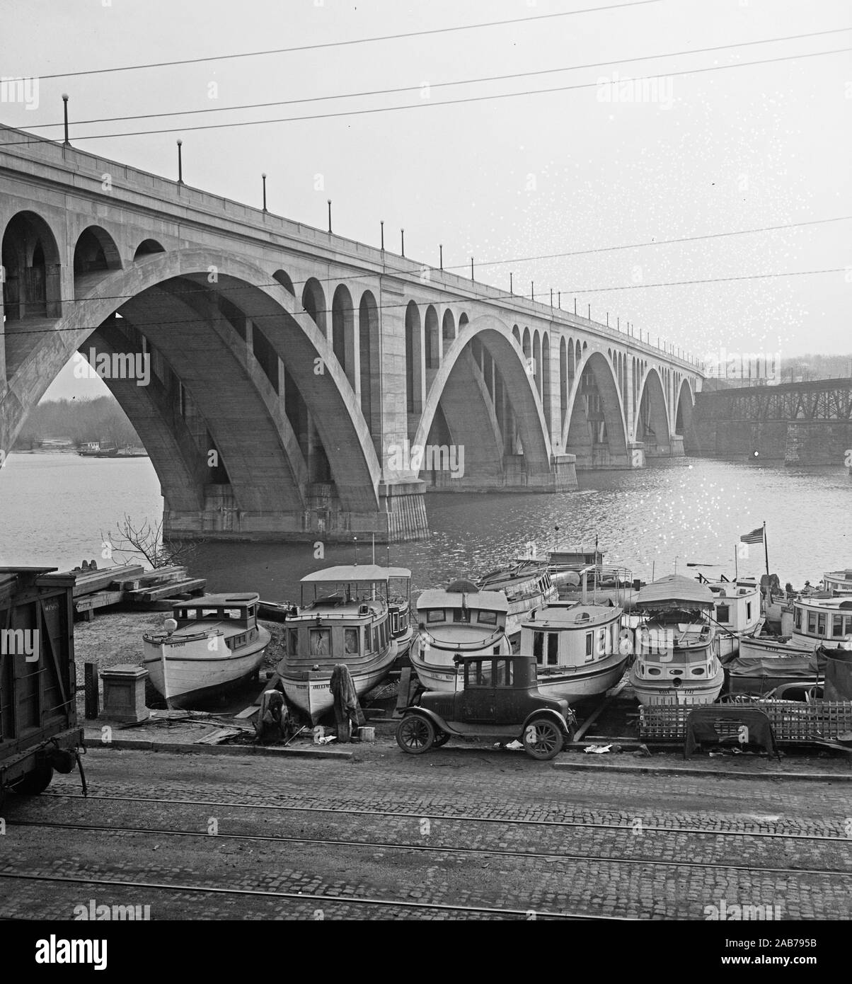 Boats docked à côté de Francis Scott Key Bridge, Washington, D.C. ca. Avril 1930 Banque D'Images