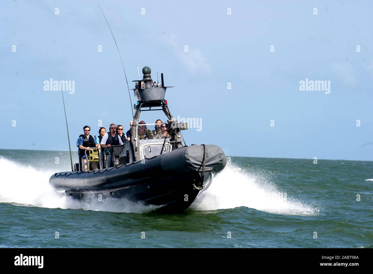 MANDA BAY, au Kenya (16 août 2000 24, 2012) Le secrétaire à la Marine Ray Mabus (SECNAV) randonnées avec marins affectés à U.S. Africa Command dans leur conduite des évolutions de la formation de base à partir d'un canot pneumatique à coque rigide, près de Manda Bay Naval Base au Kenya. Au Kenya alors que Claude a rencontré des hauts dirigeants et marins et Marines pour discuter de la sécurité dans la région et à les remercier de leur service et sacrifice. Banque D'Images