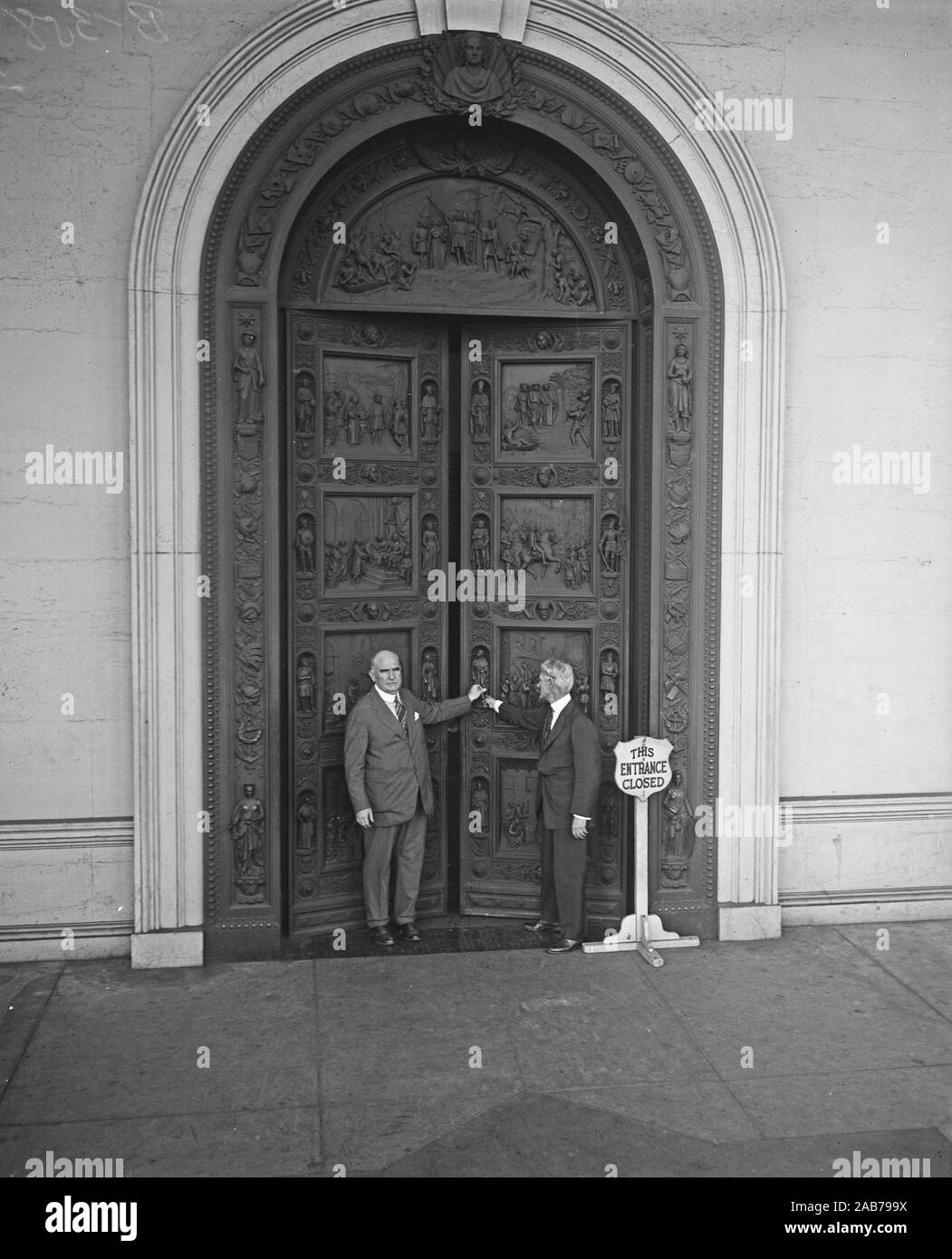 Bert W. Kennedy (à droite) portier de la maison et J.G. Rodgers, sergent d'armes de la Chambre fermer leurs grandes portes de bronze de la chambre des représentants. Banque D'Images