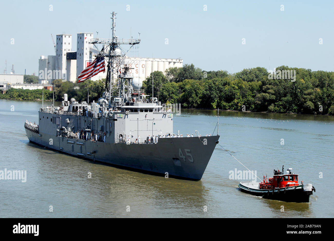 TOLEDO, Ohio (Aug. 23, 2012) La classe Oliver Hazard Perry frigate USS DeWert (FFG-45) transits dans la rivière Maumee Toledo Toledo durant la Semaine de la marine 2012. La Semaine de la Marine de Tolède est l'une des 15 manifestations prévues signature à travers l'Amérique en 2012 et coïncide avec le NavyÕs commémoration du bicentenaire de la guerre de 1812, un service d'hébergement des membres de la U.S. Navy, Marine Corps, la Garde côtière et de la Marine royale du Canada. Banque D'Images