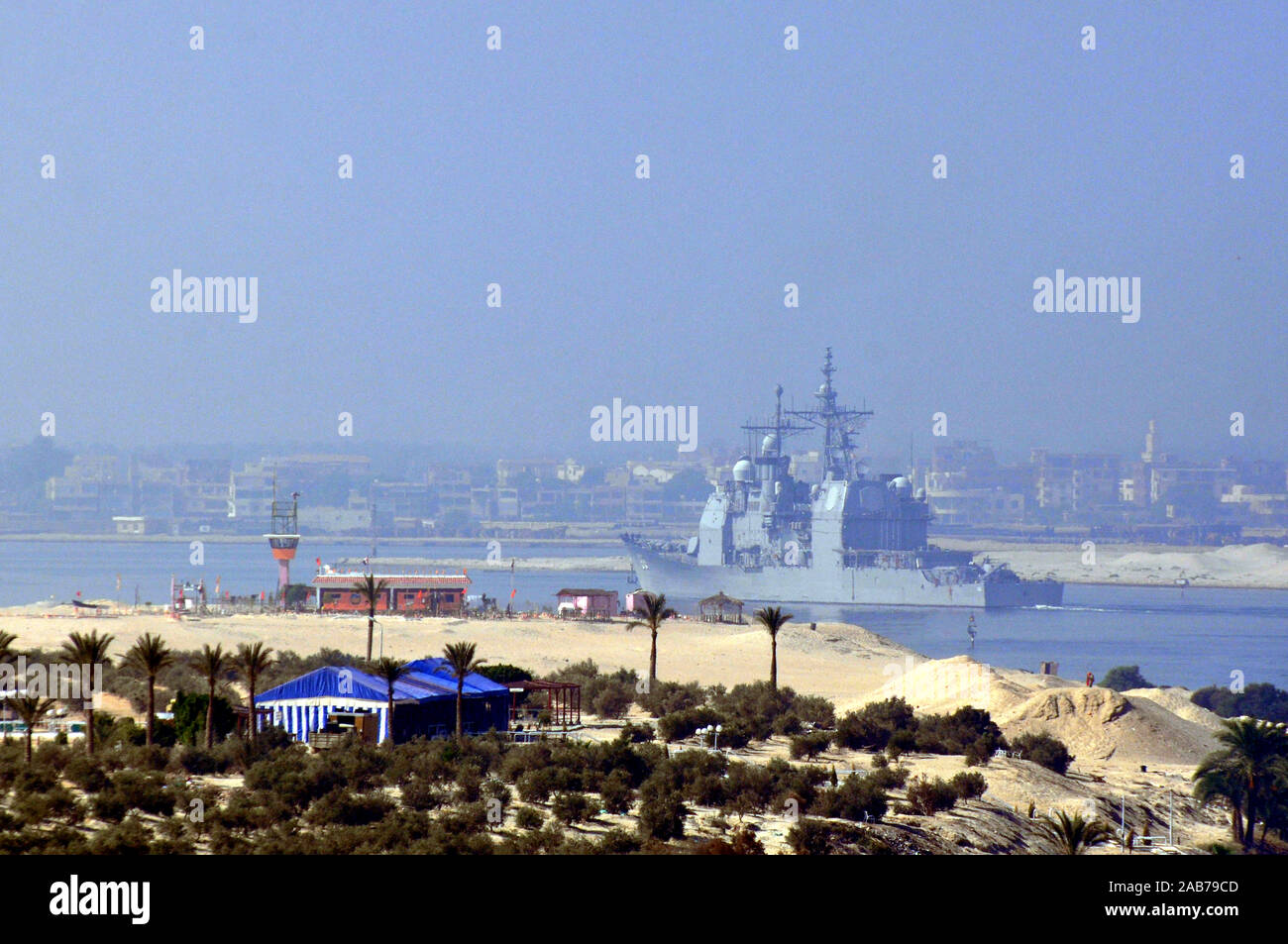 CANAL DE SUEZ (18 juillet 2012) Le croiseur lance-missiles USS Hue (CG 66) transit du canal de Suez. La ville de Hue est déployé sur le 5e Flotte des États-Unis zone de responsabilité des opérations de sécurité maritime, les efforts de coopération en matière de sécurité dans le théâtre et missions d'appui dans le cadre de l'opération Enduring Freedom. Banque D'Images
