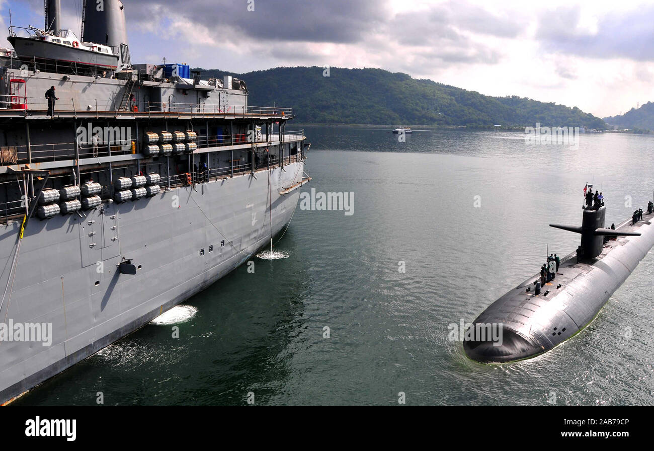 (3 avril 2011) Le Los Angeles-classe d'attaque USS Louisville (SSN 724) aux côtés de manoeuvres du sous-marin USS Emory S. Land d'offres (comme 39) au cours d'une tendance et d'amarrage coordonnée de la coopération en matière de sécurité dans le théâtre au port. Banque D'Images