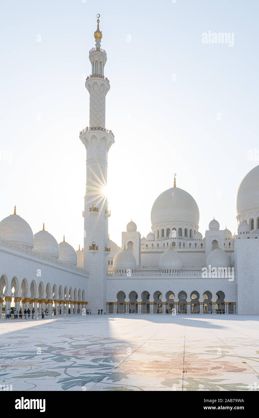 La magnifique Mosquée Sheikh Zayed à Abu Dhabi, aux Emirats arabes Unis, le jour du soleil. Banque D'Images