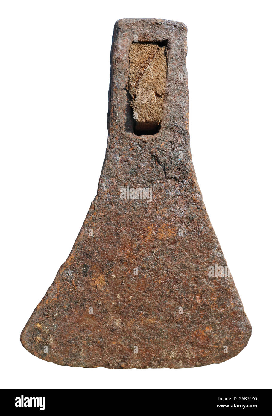 Un fer rouillé ax a été forgé par un forgeron il y a 150 ans. Isolé sur disque du soleil blanc macro image Banque D'Images