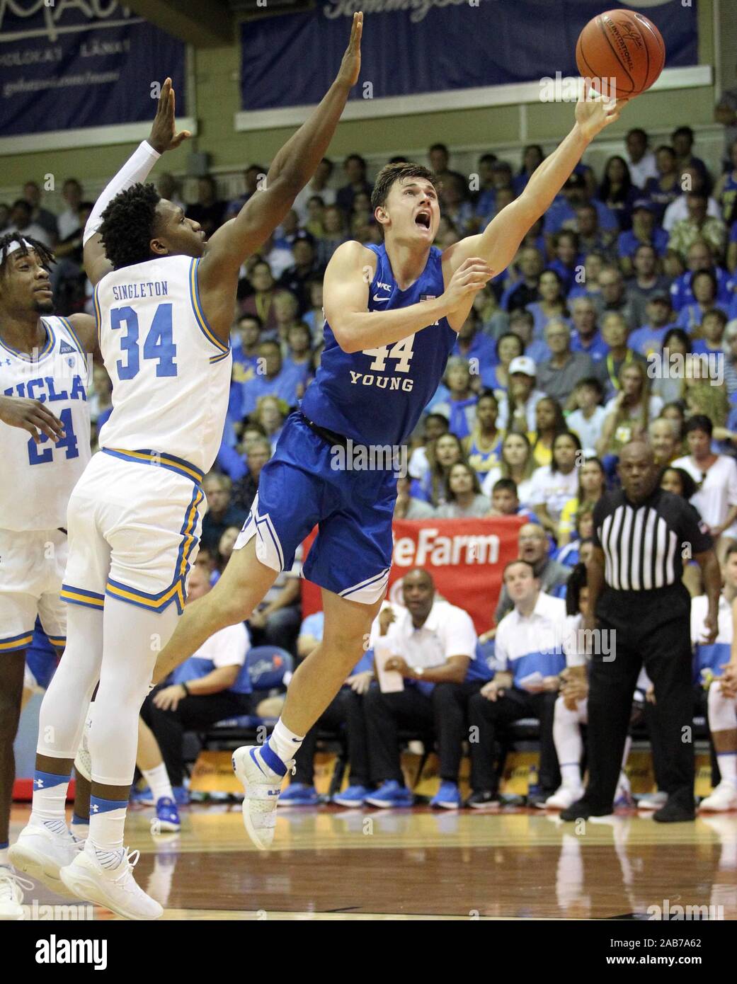 23 novembre 2019 - les Cougars de Brigham Young guard Connor Harding # 44 tente d'obtenir la balle à l'hoop autour de UCLA Bruins guard David Singleton # 34 lors d'un match entre les Cougars de Brigham Young et l'UCLA Bruins au Lahaina Civic Center sur l'île de Maui à Lahaina, HI - Michael Sullivan/CSM. Banque D'Images