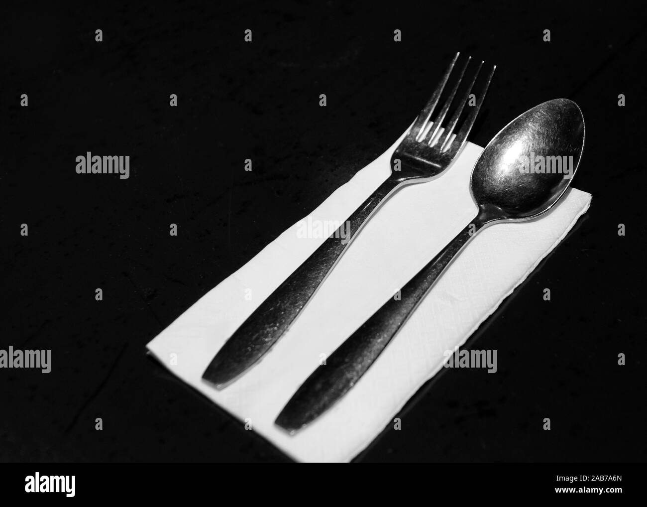 La fourche et les couteaux avec le papier de soie en restaurant, Table place setting Banque D'Images