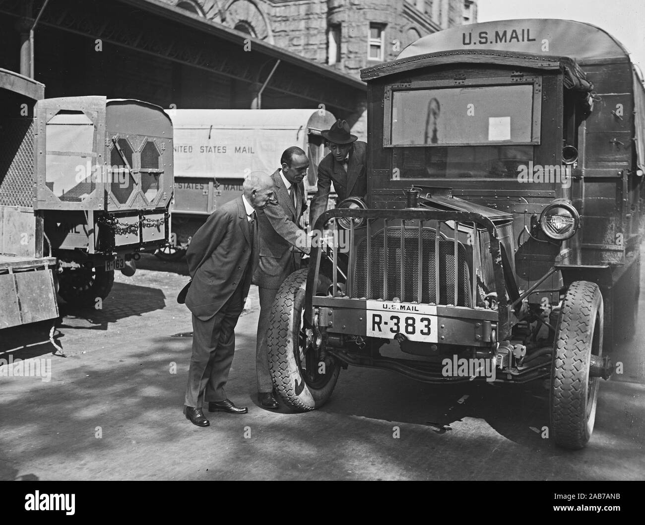 Les hommes de l'examen d'un camion postal américain ca. 1921-1923 Banque D'Images