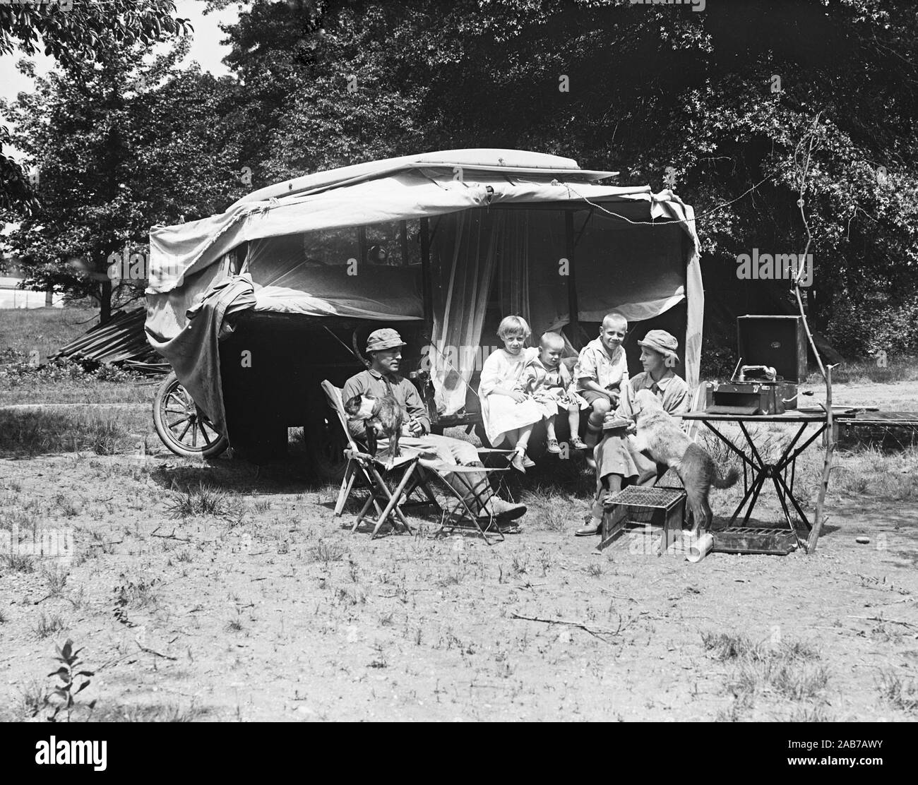 Un camping familial avec leur voiture camping-ca. 1915-1923 Banque D'Images