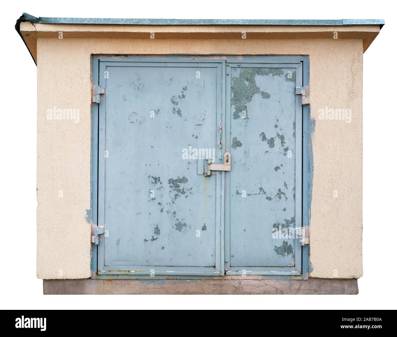 Grange rustique enduit rose avec des portes de fer galvanisé robuste et toit. Isolated on white outdoor oblect Banque D'Images