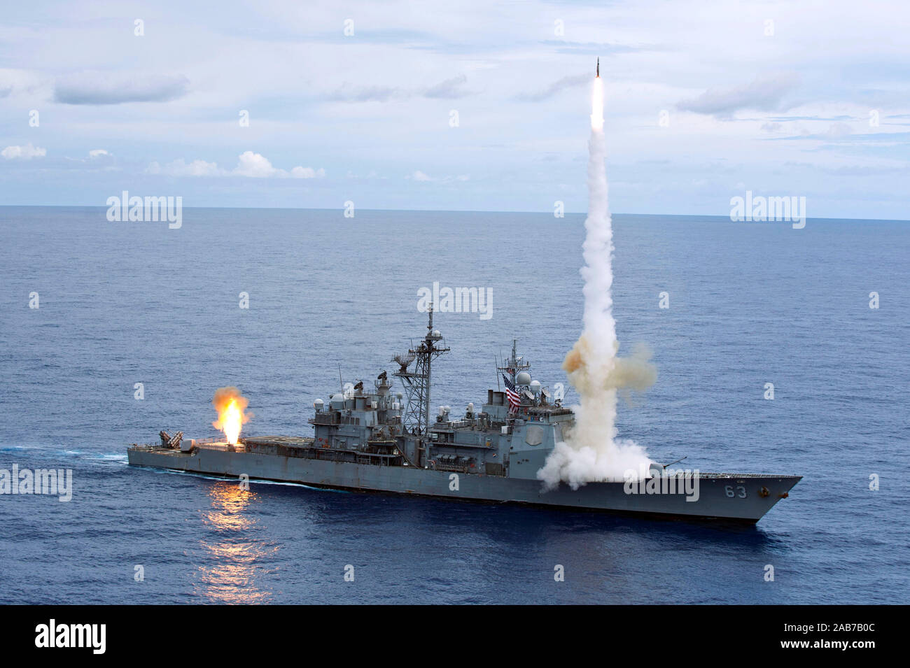 Océan Pacifique (sept. 20, 2012) la classe Ticonderoga croiseur lance-missiles USS Cowpens (CG 63) incendies Missiles Standard (SM) 2 à un drone aéroporté pendant un live-armes feu tirer. Cowpens fait partie du groupe de George Washington, de la Marine américaine est que l'avant groupe aéronaval déployé, et effectue une patrouille de routine de la région du Pacifique occidental. Banque D'Images