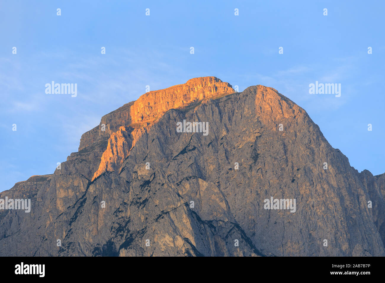 Des pics de montagne robuste contre le ciel bleu, avec alpenglow Banque D'Images
