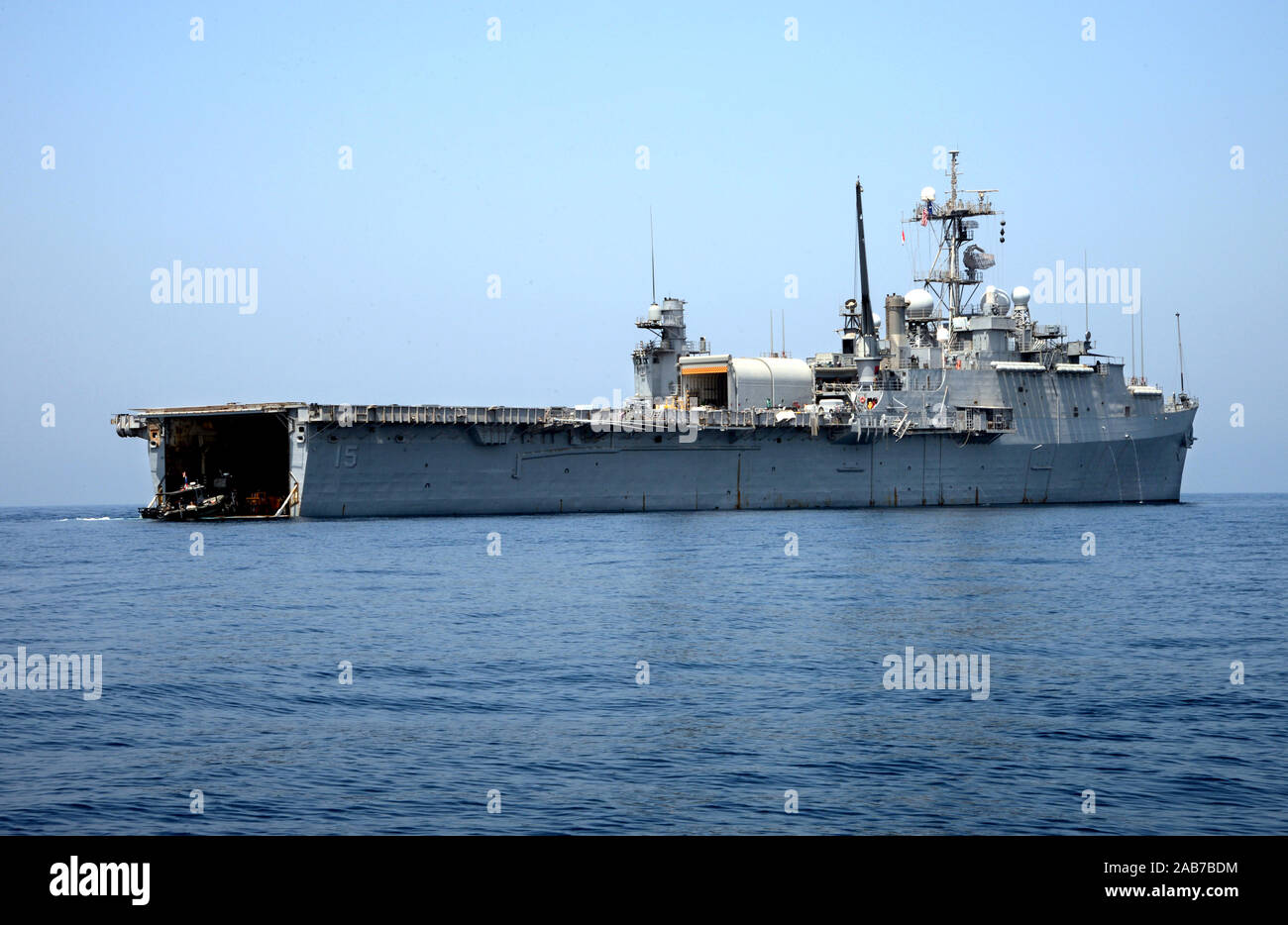 U.S. 5ÈME ZONE DE RESPONSABILITÉ DE LA FLOTTE (16 août 2000 28, 2012) Une embarcation pneumatique à coque rigide tenus par des membres de l'unité mobile de destruction des engins explosifs (EODMU 12) entre dans le pont du coffre de base avancé en mer (intérimaire) USS Ponce (AFSB(I) 15). EODMU-12 est attribué au commandant de groupe opérationnel canadien 56.1, qui prévoit des mesures de déminage, des explosifs et munitions, salvage-plongée, contre-terrorisme, et la protection de la force pour la 5e Flotte des États-Unis zone de responsabilité (AOR). Ponce, auparavant désigné comme un navire de transport amphibie, dock a été converti et reclassés pour remplir une longue U.S Banque D'Images