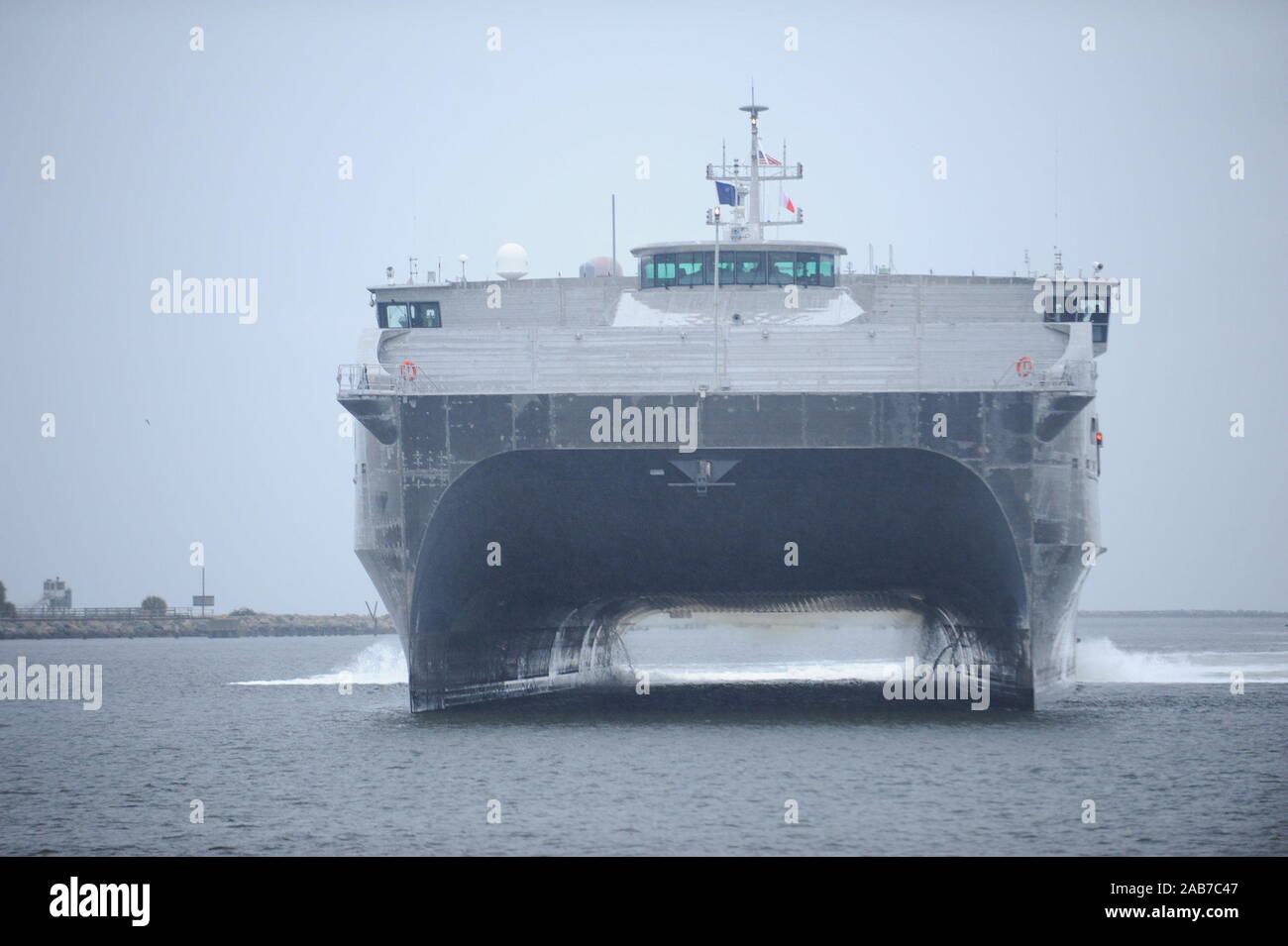 MAYPORT, Floride (fév. 14, 2013) Le transport maritime militaire conjointe commande bateau à grande vitesse l'USNS Lance (JHSV-1) tire en Naval Station Mayport pour être inspectés par Adm arrière. M. Sinclair Harris, commandant de la 4ème flotte américaine. Lance est le premier des neuf communes de la Marine les navires à grande vitesse et est conçu pour un transport intra-théâtre de troupes et de matériel militaire. Banque D'Images