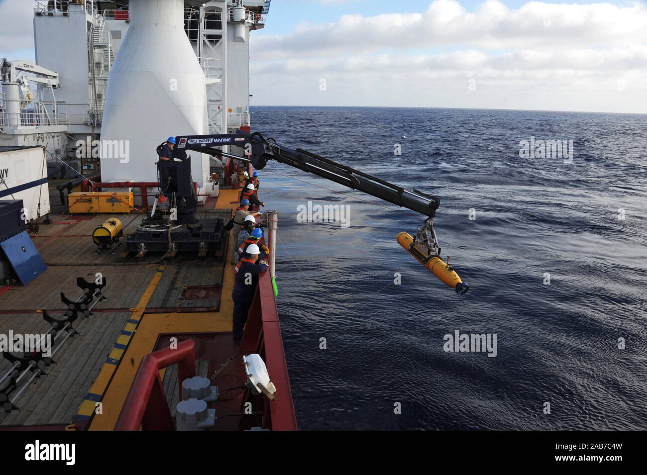 Océan Indien (14 avril 2014) les opérateurs à bord des navires de la marine australienne Ocean Shield déplacer le thon rouge de la Marine américaine Artemis 21 véhicule sous-marin autonome en position de déploiement. En utilisant un sonar à balayage latéral, le thon va descendre à une profondeur comprise entre 4 000 et 4 500 mètres, à environ 35 mètres au-dessus de l'océan. La Force opérationnelle 658 est en appui à l'Opération Sud de l'Océan Indien, à la recherche de la Malaysia Airlines Flight 370 disparus. Banque D'Images