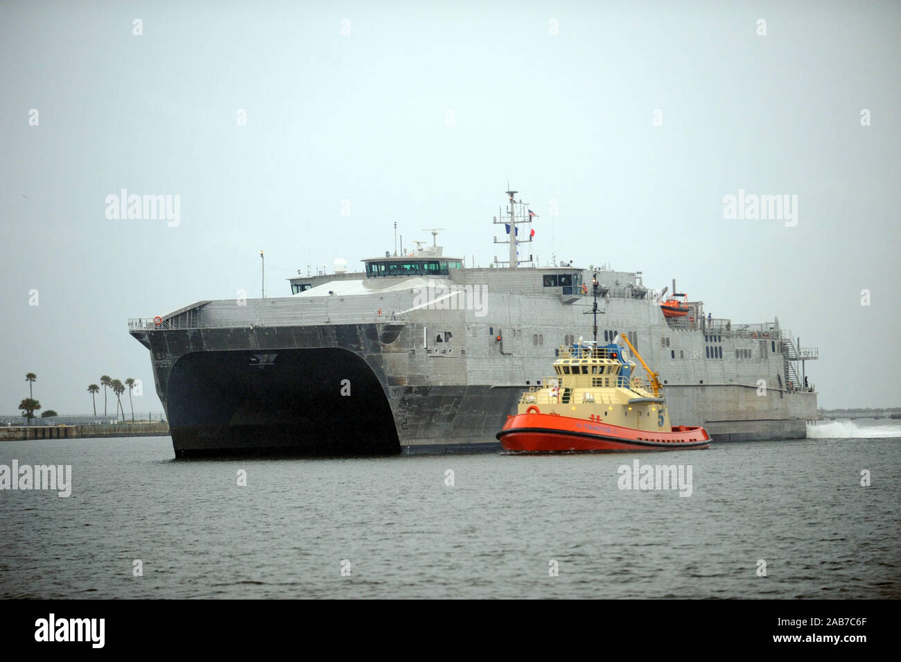 MAYPORT, Floride (fév. 14, 2013) Le transport maritime militaire conjointe commande bateau à grande vitesse l'USNS Lance (JHSV-1) tire en Naval Station Mayport pour être inspectés par l'arrière. Adm. M. Sinclair Harris, commandant de la 4ème flotte américaine. Lance est le premier des neuf communes de la Marine les navires à grande vitesse et est conçu pour un transport intra-théâtre de troupes et de matériel militaire. Banque D'Images