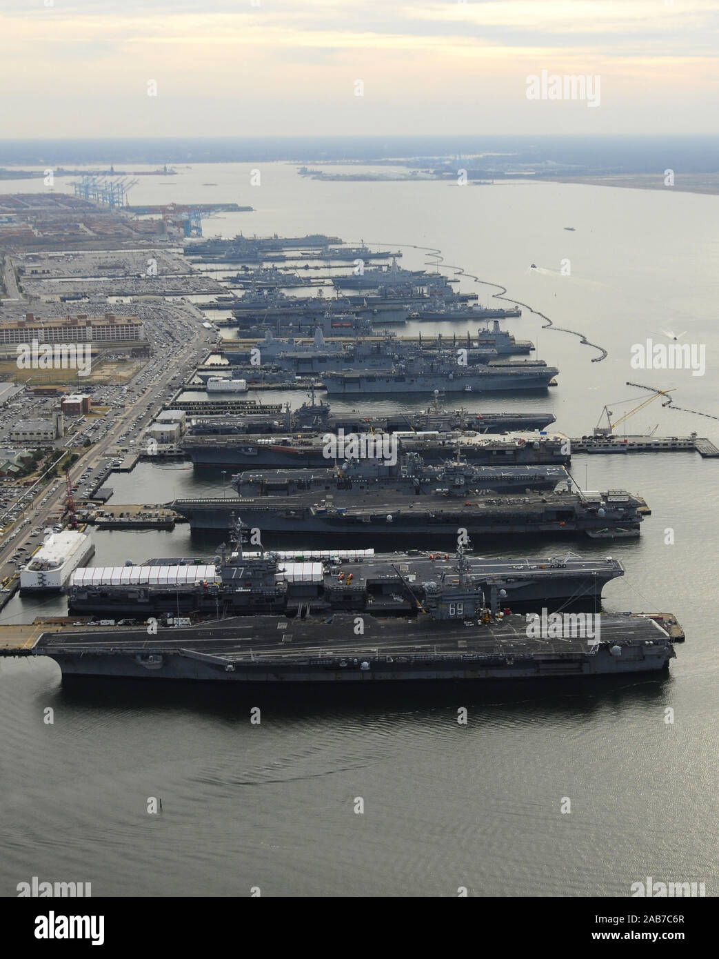 La NORFOLK (déc. 20, 2012) Le porte-avions USS Dwight D. Eisenhower (CVN 69), USS George H. W. Bush (CVN 77), de l'USS Enterprise (CVN 65), USS Harry S. Truman (CVN 75), et l'USS ABRAHAM LINCOLN (CVN 72) sont au port à Naval Station Norfolk, Va., le monde plus grand station navale. Banque D'Images