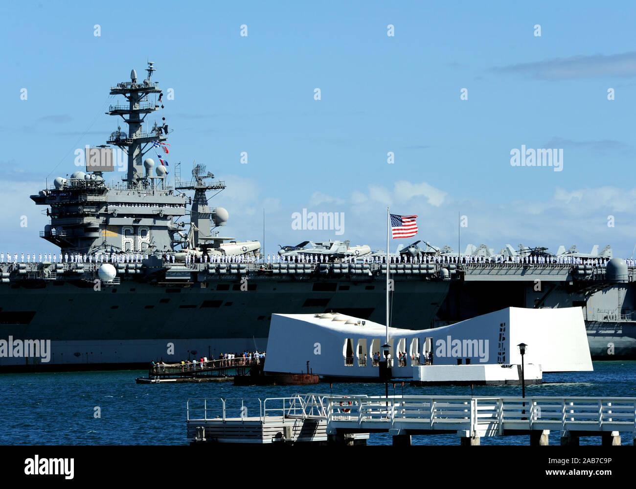 2 juillet 2012) marins homme les rails à bord du porte-avions USS Nimitz  (CVN 68) alors qu'il passe le USS Arizona Memorial à Pearl Harbor Photo  Stock - Alamy