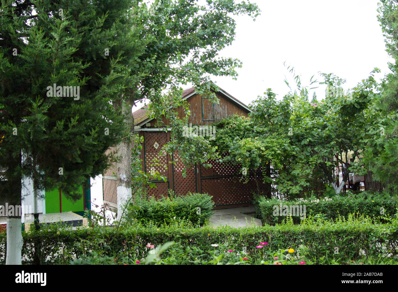 Pergola en bois dans la nature. Aménagement paysager Banque D'Images