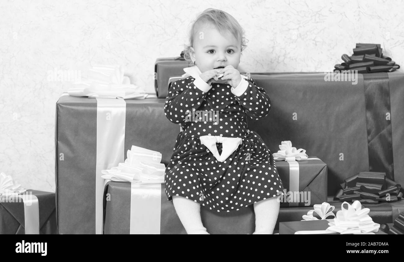 Cadeaux pour enfant premier noël. Little baby girl jouer près de tas de boîtes cadeaux. Première fête de Noël. Premier Noël de bébé, au cours de la vie, une fois l'événement. Vacances en famille. Des cadeaux de Noël pour tout-petit. Banque D'Images