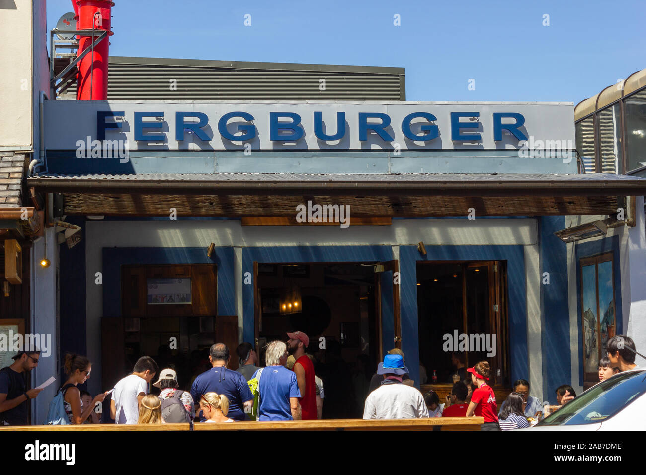 2016, 14 Février - Queenstown, Nouvelle-Zélande, les gens dans une file d'attente de l'Fergburger restaurant les plus populaires dans Queenstown Banque D'Images