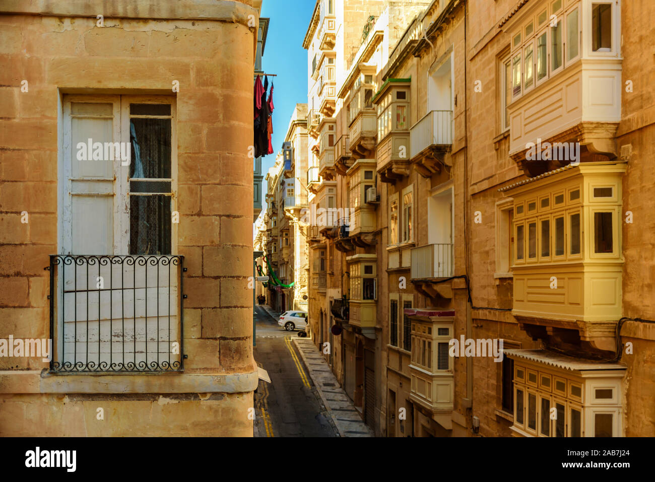 Vieux balcons colorés traditionnelle maltaise de La Valette. Journée ensoleillée à rue Banque D'Images