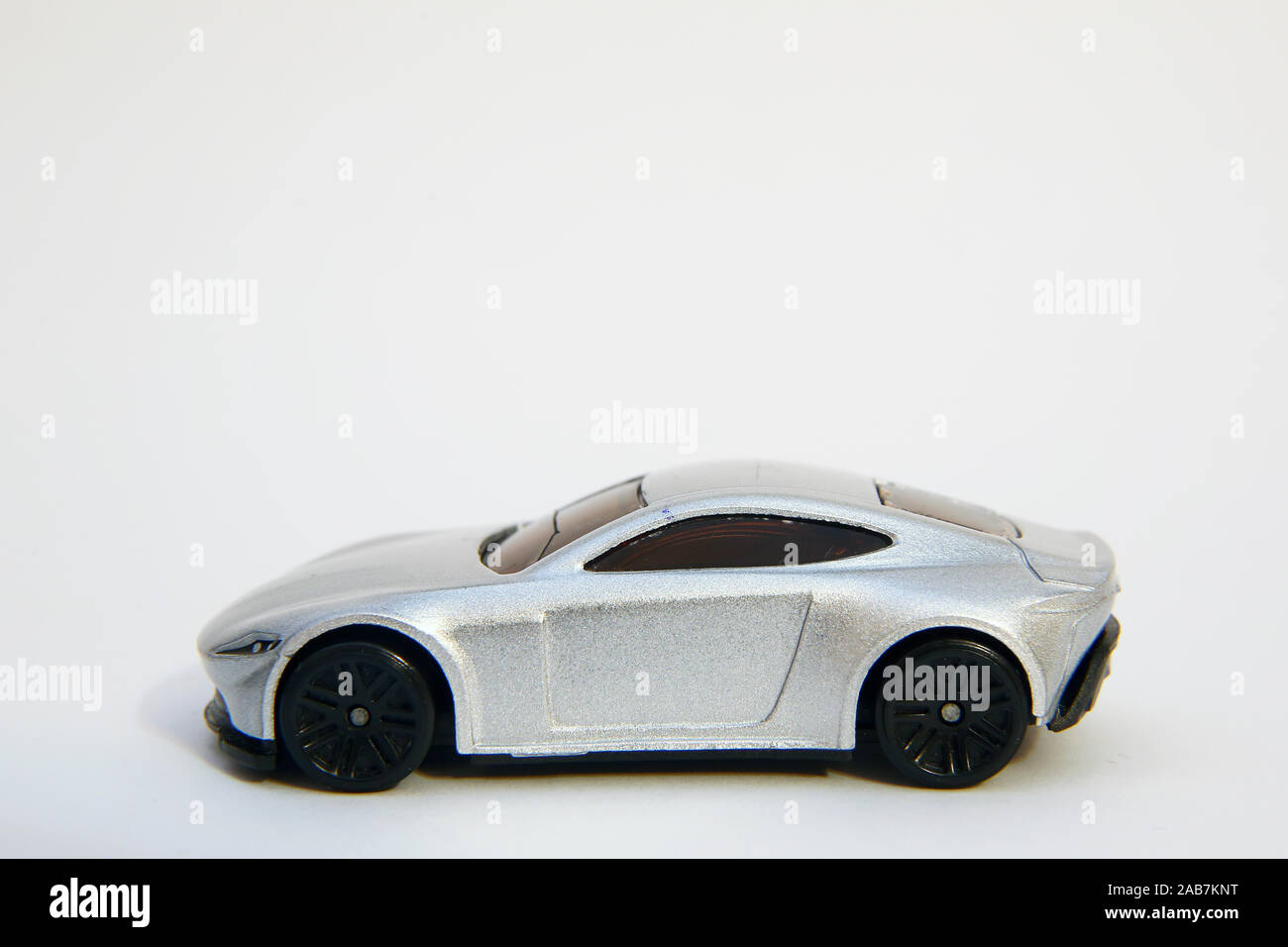 Petite Voiture Jouets De Collection Argent Modele Voiture Sport Libre De Voiture De Bebe D Argent Sur Fond Blanc Photo Stock Alamy