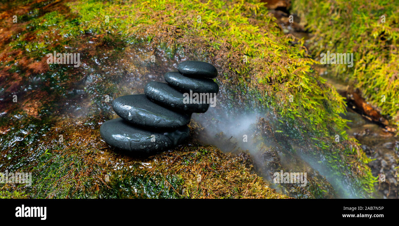 Cairn, pile de rochers basaltiques dans un ruisseau Banque D'Images