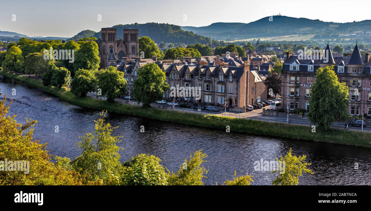 La Cathédrale St Andrew, sur les rives de la rivière Ness, Inverness, Highlands, Écosse, Royaume-Uni Banque D'Images