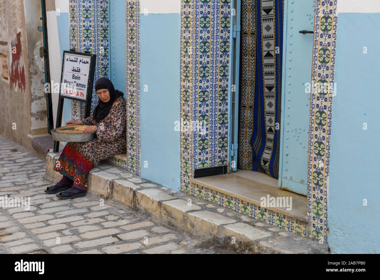 Sousse, Tunisie - 7 novembre 2019 - femme assise en face d'un hammam à Sousse en Tunisie Banque D'Images
