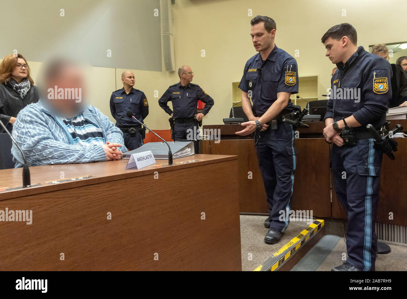 Munich, Allemagne. 26 Nov, 2019. L'accusé est assis à sa place à la cour, à l'ouverture du procès. Sur la gauche est son avocat Birgit Schwerdt. L'infirmière auxiliaire est jugé pour le meurtre d'au moins six patients. Crédit : Peter Kneffel/DPA - ATTENTION : personne(s) a été/sont pixelisées pour des raisons juridiques/dpa/Alamy Live News Banque D'Images