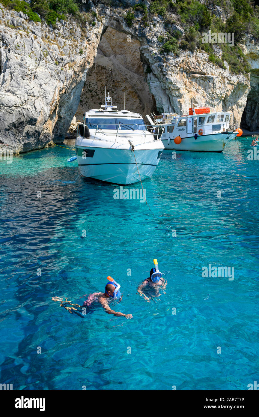 Les touristes de la plongée avec tuba au Blue Caves, Paxos, îles Ioniennes, îles grecques, Grèce, Europe Banque D'Images