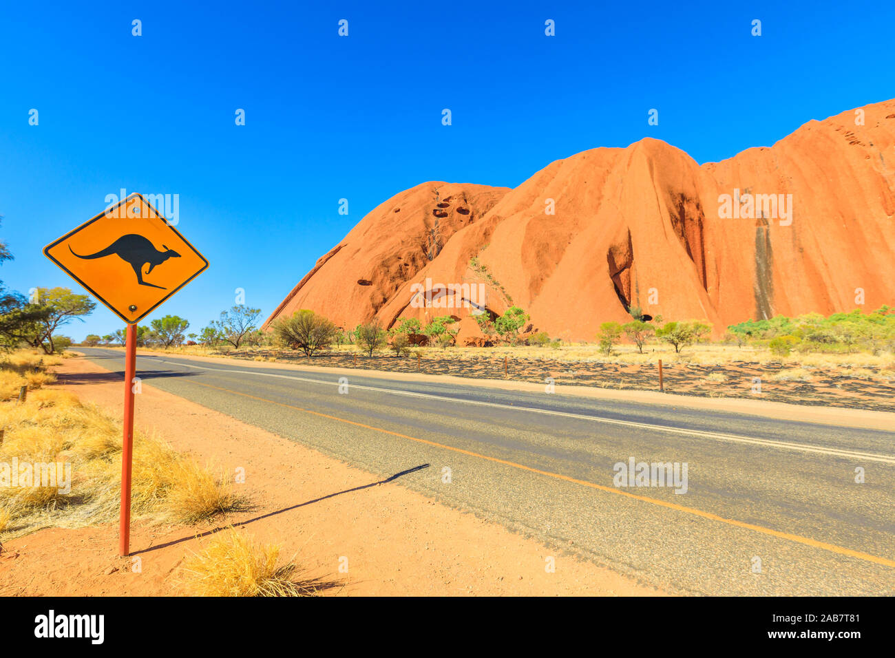 Kangaroo crossing panneau d'avertissement le long d'Ayers Rock dur dans le Parc National d'Uluru-Kata Tjuta, UNESCO, Territoire du Nord, Australie, Pacifique Banque D'Images