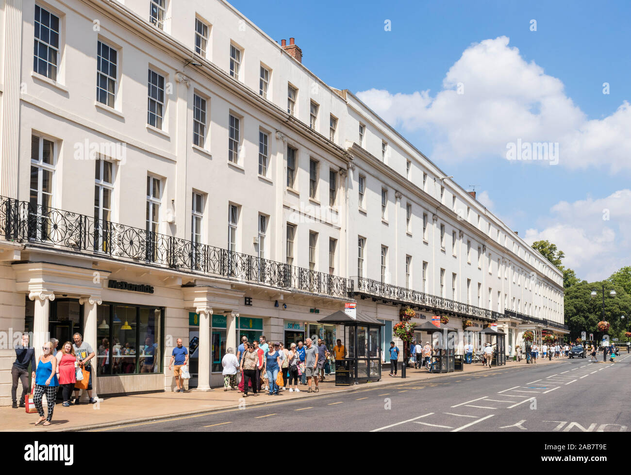 Royal Leamington Spa town centre, boutiques et les gens des magasins La Parade, Leamington Spa, Warwickshire, Angleterre, Royaume-Uni, Europe Banque D'Images