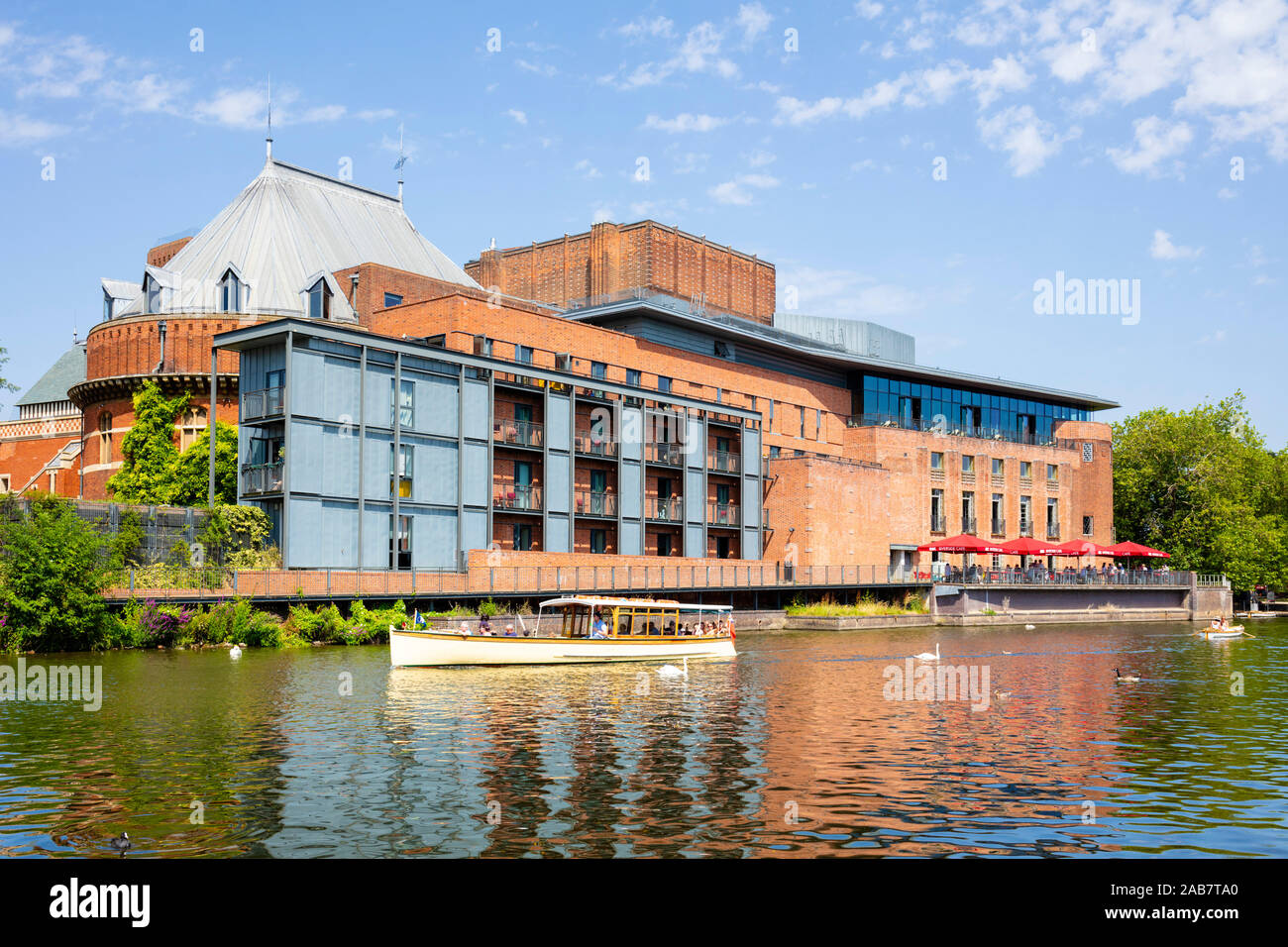 Voyage en bateau sur la Rivière Avon en passant le théâtre RSC (Royal Shakespeare Company Theatre), Stratford upon Avon, Warwickshire, Angleterre, Royaume-Uni Banque D'Images