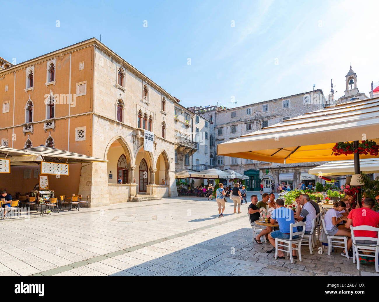 Voir l'Hôtel de Ville et les cafés de la Place du Peuple (Pjaca), Split, Croatie, la côte dalmate, Europe Banque D'Images