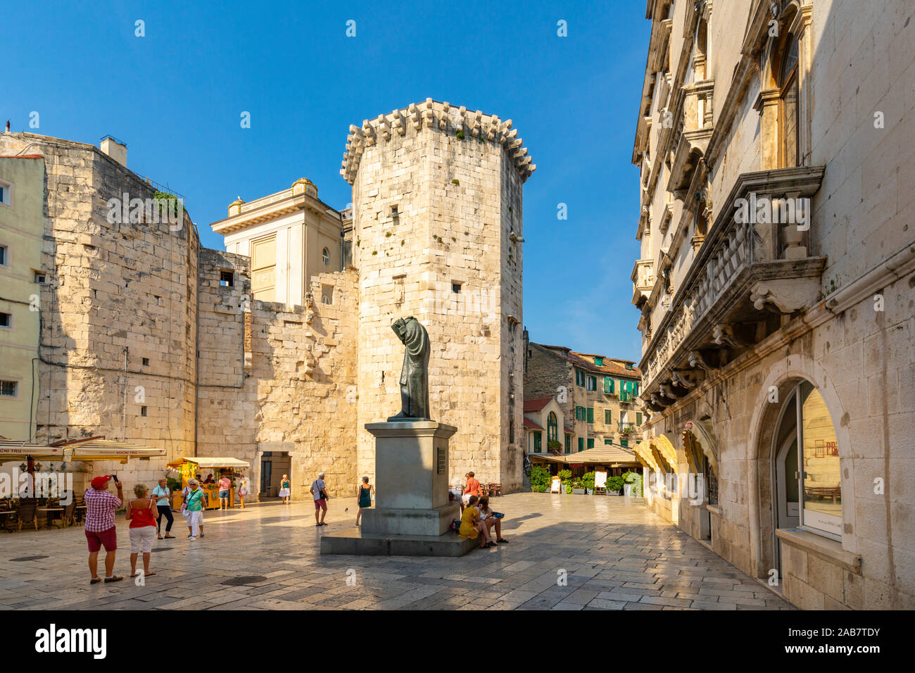 Vue sur Tour vénitienne en fruit Square de la côte dalmate, Split, Croatie, Europe, Banque D'Images