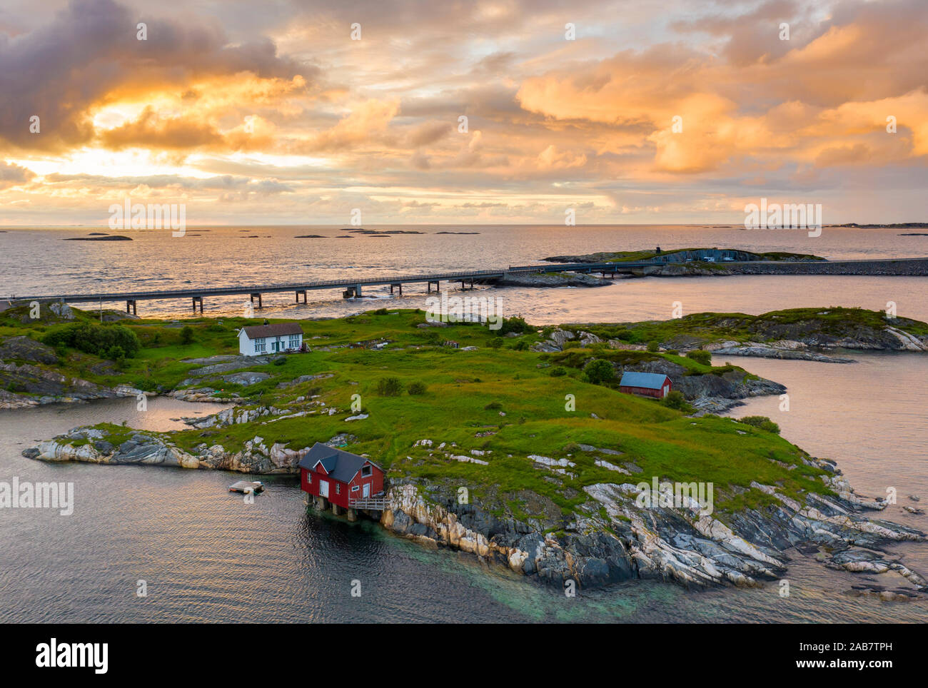 Coucher de soleil sur les maisons traditionnelles de pêcheurs sur les îlots le long de la route de l'Atlantique, More og Romsdal County, Norway, Scandinavia, Europe Banque D'Images