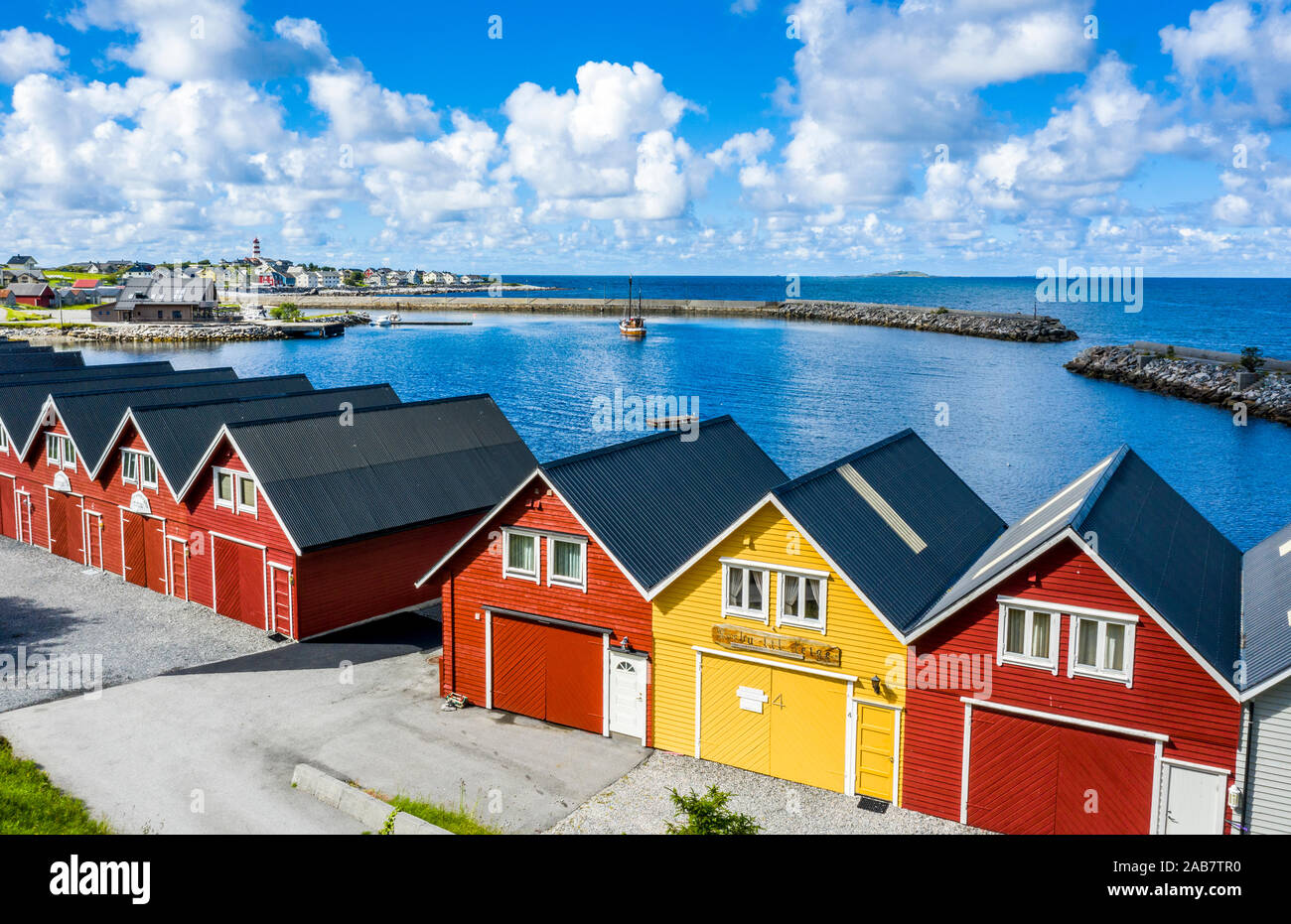 Maisons en bois traditionnelles waterfront le long du fjord, Alnes, Godoya, l'île de Spitsbergen, More og Romsdal County, Norway, Scandinavia, Europe Banque D'Images