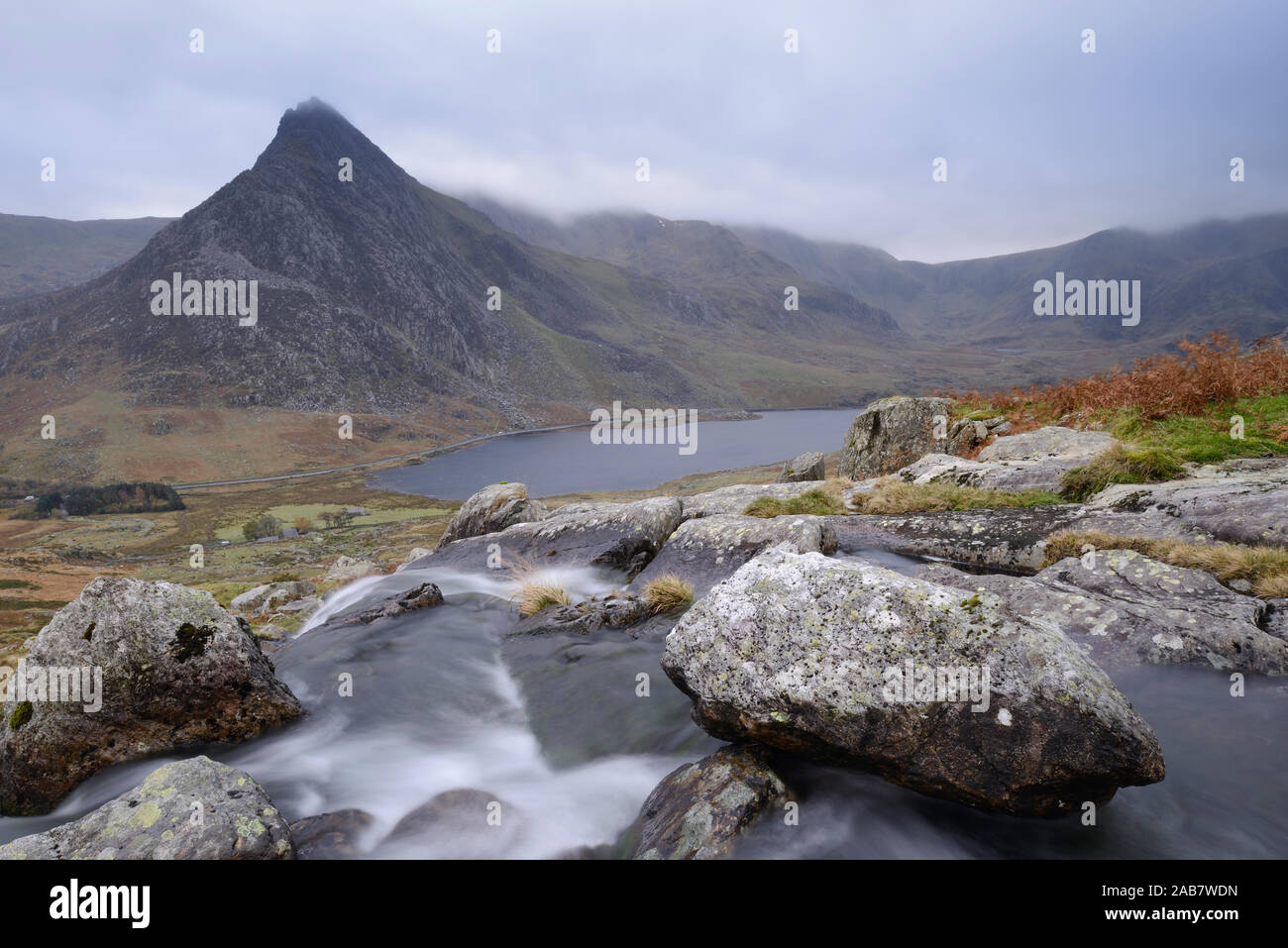 Une chute d'eau cascadant sur le Lloer d'Afon, surplombant la vallée de l'Ogwen Tryfan et dans la chaîne de montagnes de Snowdonia, Glyderau, Pays de Galles, Royaume-Uni Banque D'Images