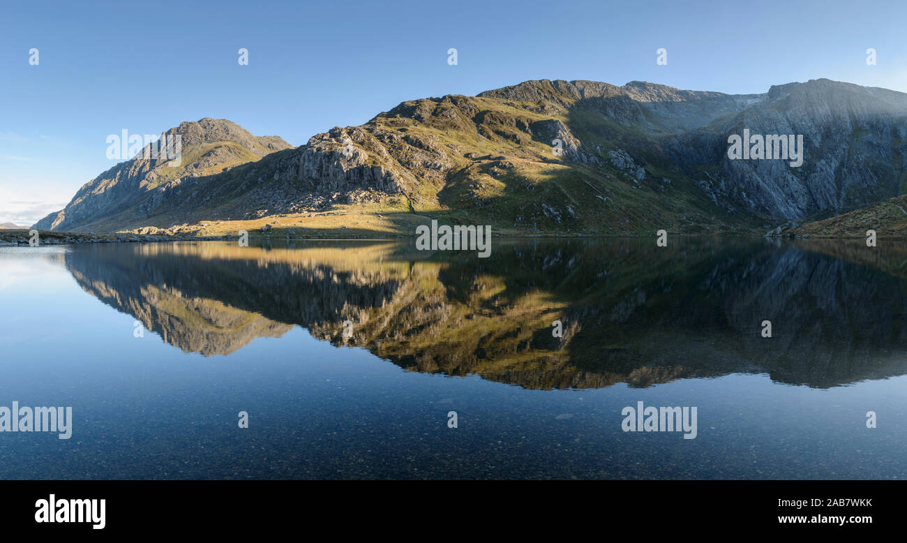 Tryfan reflète dans l'eau de Llyn Idwal à Snowdonia, Pays de Galles, Royaume-Uni, Europe Banque D'Images