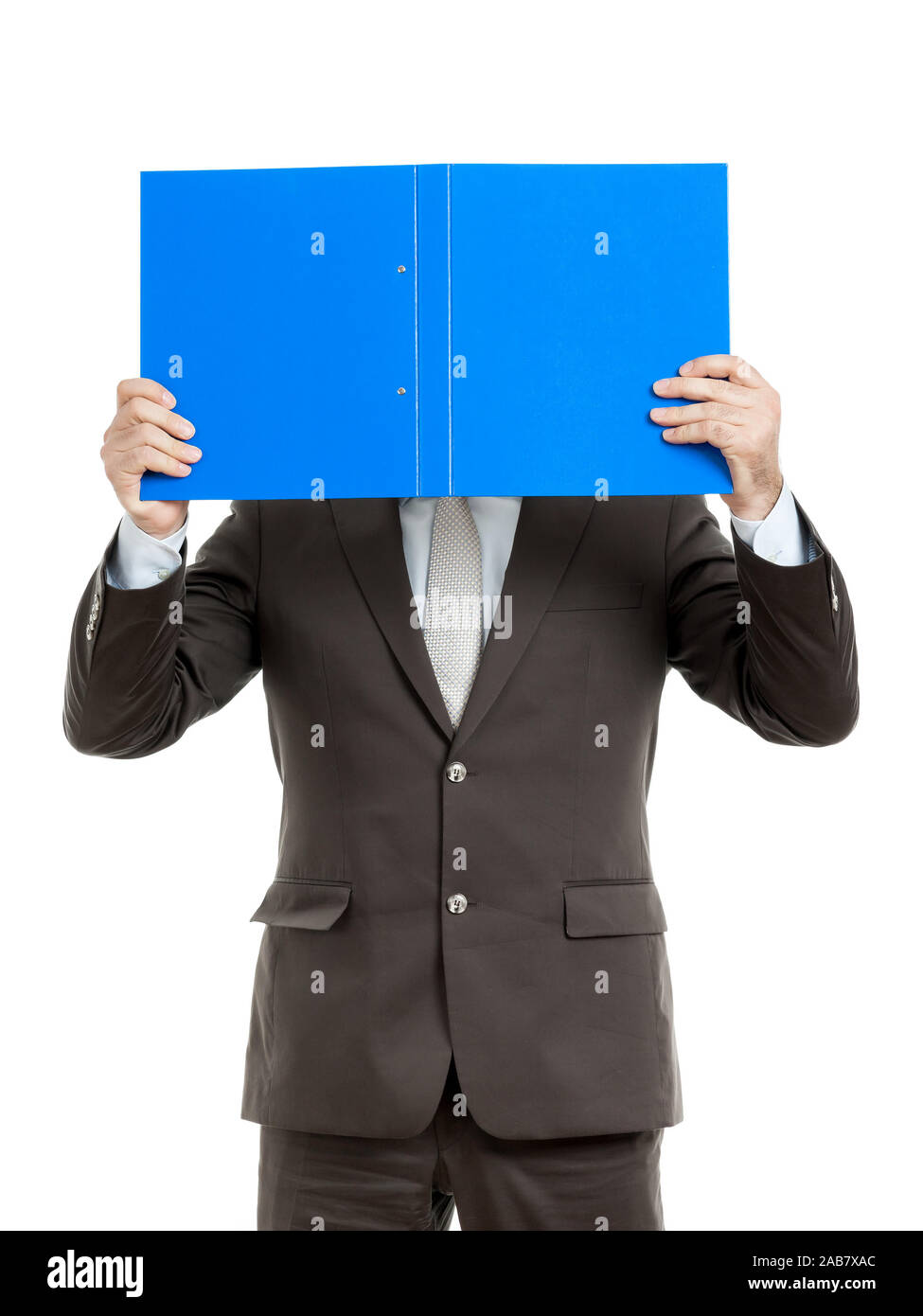 Un tuechtiger Geschaeftsmann mit blauen Ordner im Anzug vor weissem Hintergrund Banque D'Images