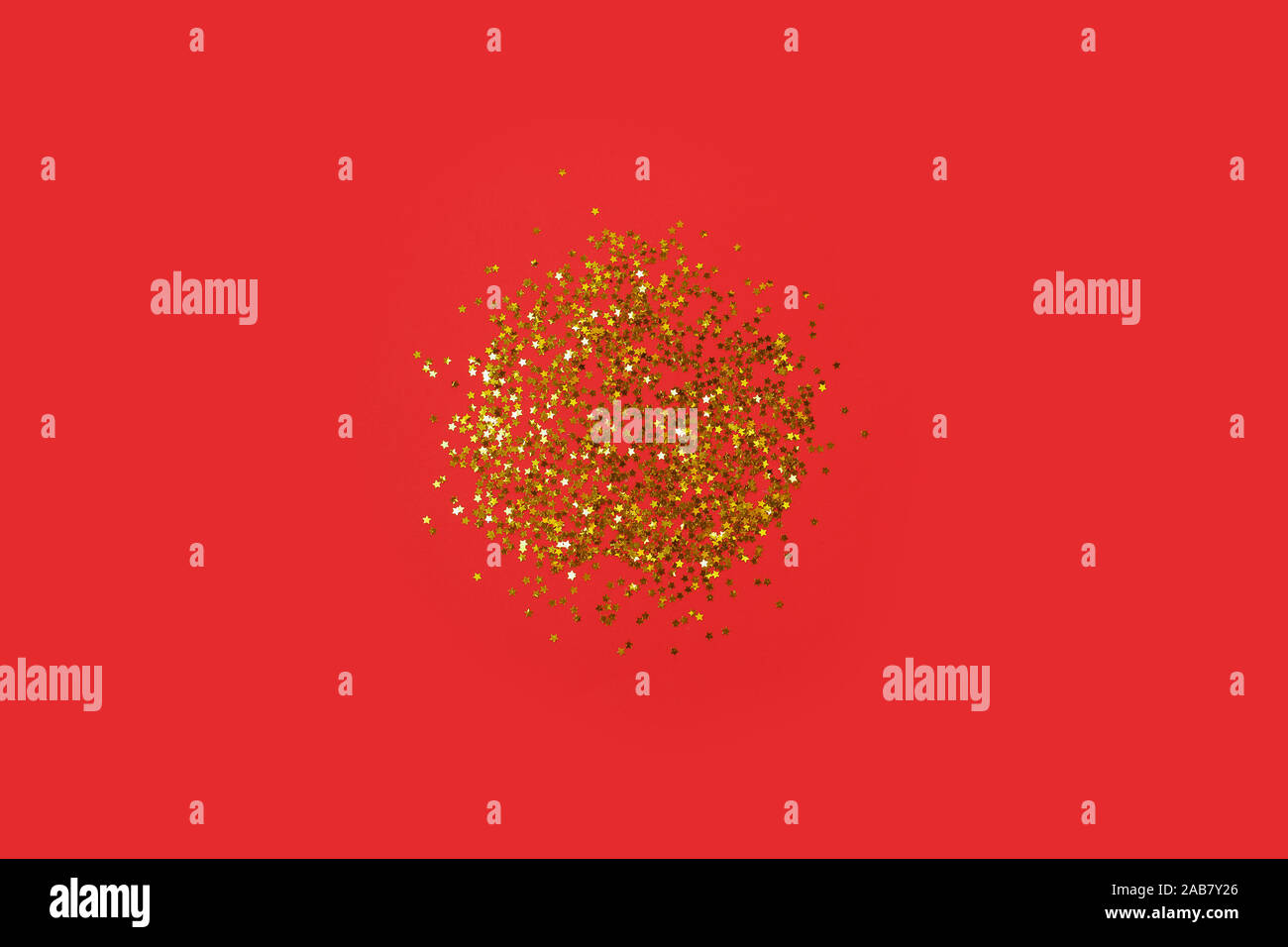 Maison de fond avec peu d'étoiles d'or sur fond rouge. Concept de fête. Banque D'Images