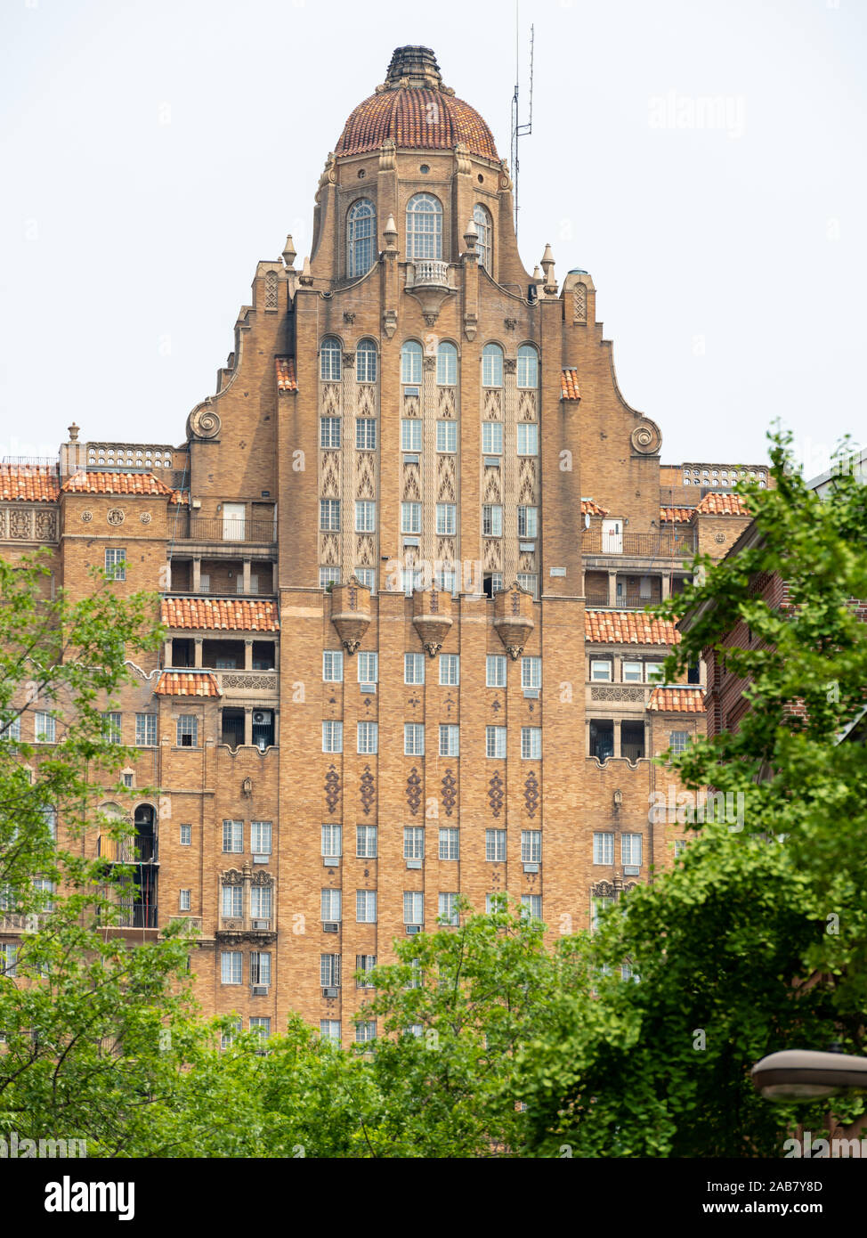 Un dôme en terre cuite art déco en tête de l'hôtel Drake à Spruce Street, Philadelphie. Conçu en 1928 par Ritter et Shay avec ornementation Espagnol Banque D'Images