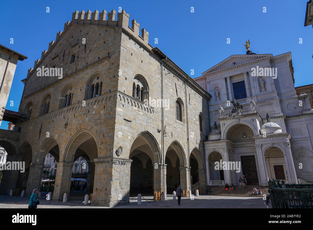 Piazza Duomo, Palazzo della Ragione et la cathédrale de Bergame, Bergame, Lombardie, Italie, Europe Banque D'Images