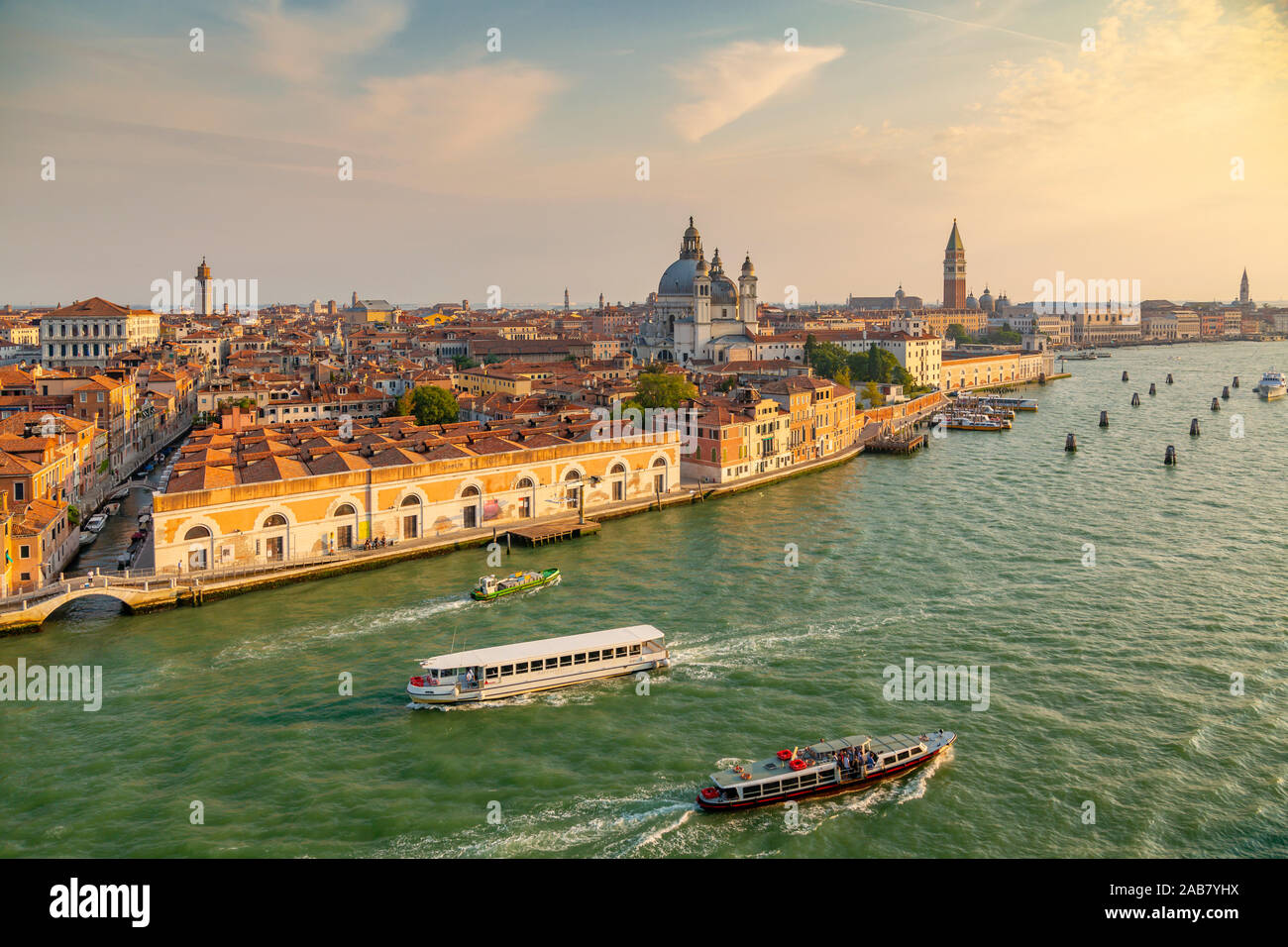 Vue de Venise d'un navire de croisière à l'aube, Venise, UNESCO World Heritage Site, Vénétie, Italie, Europe Banque D'Images