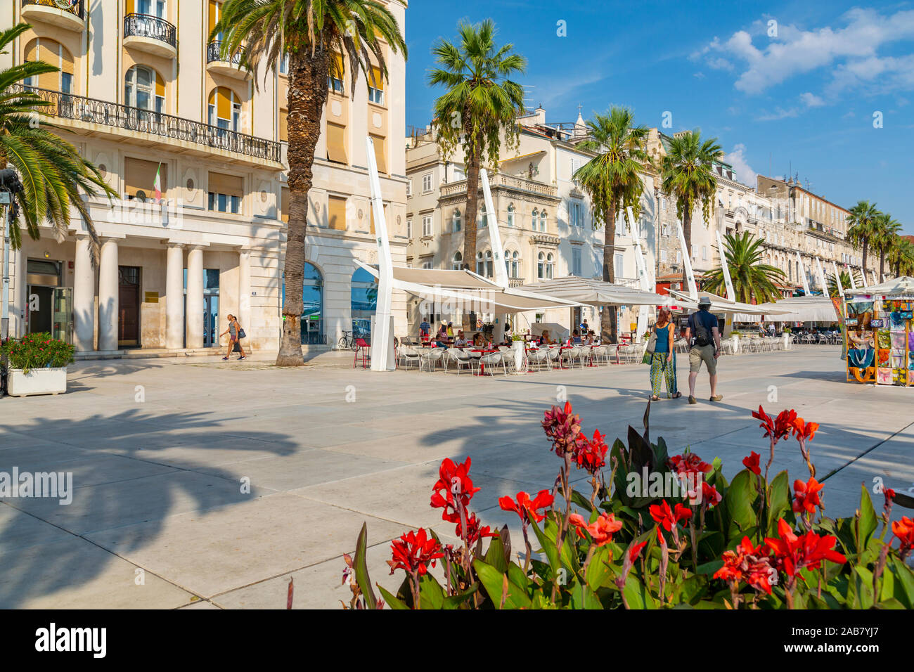 Voir des bâtiments et des cafés sur la Promenade de la côte dalmate, Split, Croatie, Europe, Banque D'Images