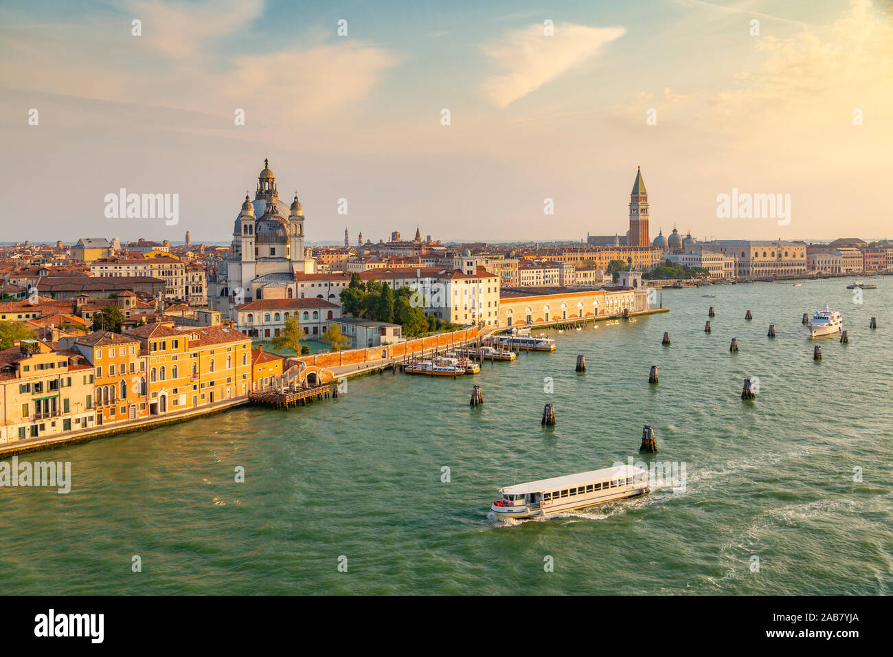 Vue de Venise d'un navire de croisière à l'aube, Venise, UNESCO World Heritage Site, Vénétie, Italie, Europe Banque D'Images