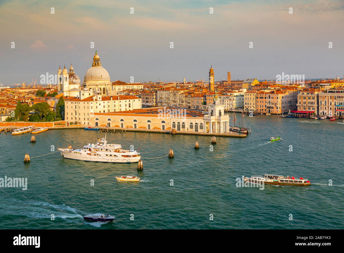 Vue de Venise d'un navire de croisière à l'aube, Venise, UNESCO World Heritage Site, Vénétie, Italie, Europe Banque D'Images