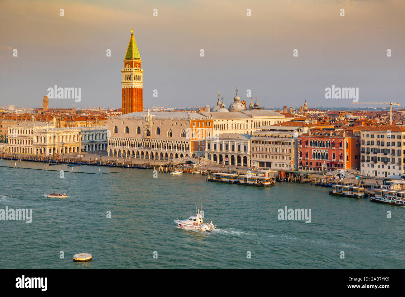 Vue de Venise d'un navire de croisière à l'aube, Venise, UNESCO World Heritage Site, Vénétie, Italie, Europe Banque D'Images